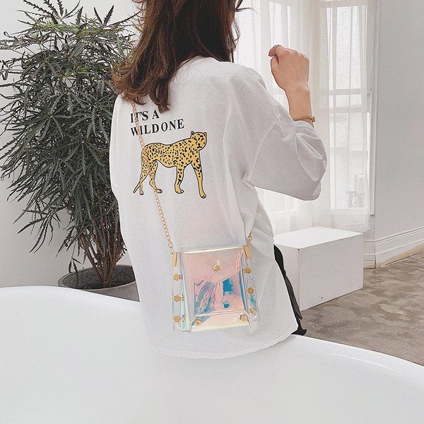 Geantă de mână elegantă în trei culori, cu elemente metalice și un lanț metalic lung