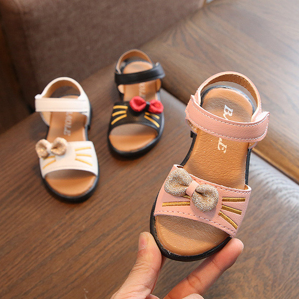 Modern gyerekszandál lányoknak szalaggal és matricával