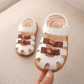 Modern gyerekszandál lányoknak fehér és rózsaszín színben, szalaggal