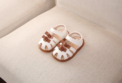 Modern gyerekszandál lányoknak fehér és rózsaszín színben, szalaggal