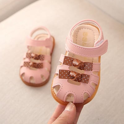 Modern gyerekszandál lányoknak fehér és rózsaszín színben, szalaggal