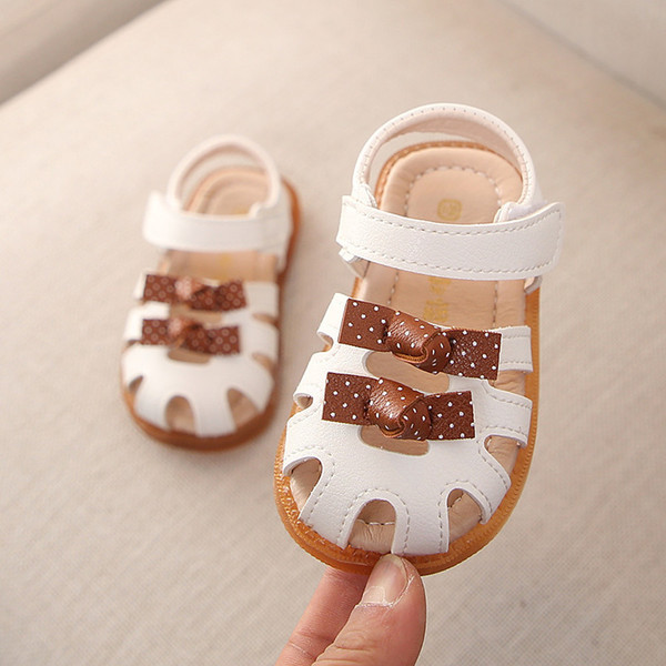 Modern gyerekszandál lányoknak fehér és rózsaszín színben, szalaggal