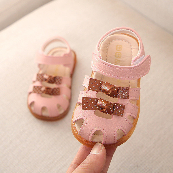 Modern gyerekszandál lányoknak fehér és rózsaszín színben, szalaggal