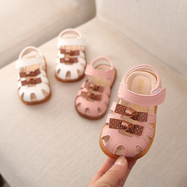 Modern gyerekszandál lányoknak fehér és rózsaszín színben, szalaggal