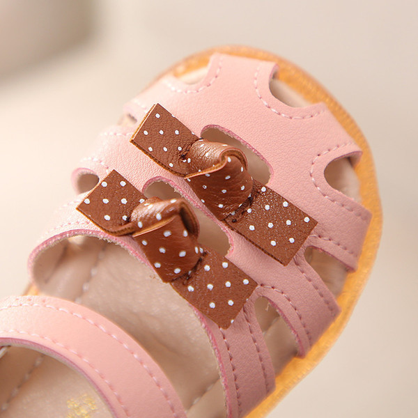Modern gyerekszandál lányoknak fehér és rózsaszín színben, szalaggal