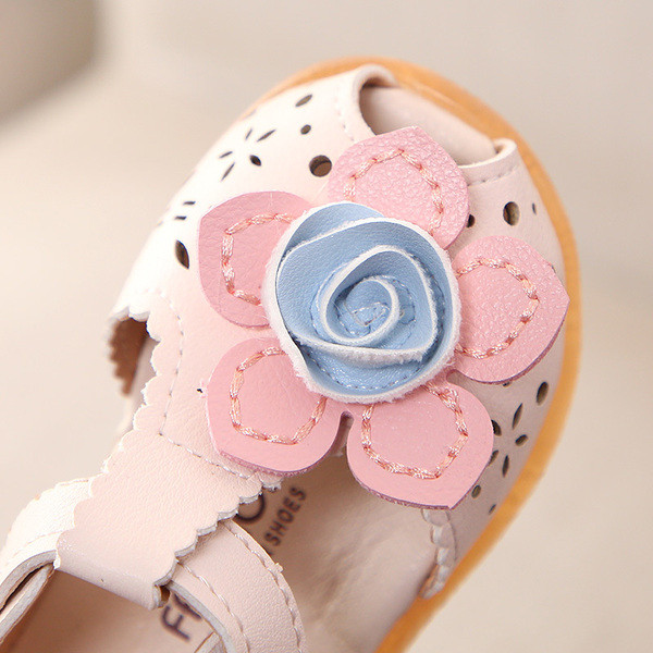 Modern gyerekszandál lányoknak műbőrből 3D-vel