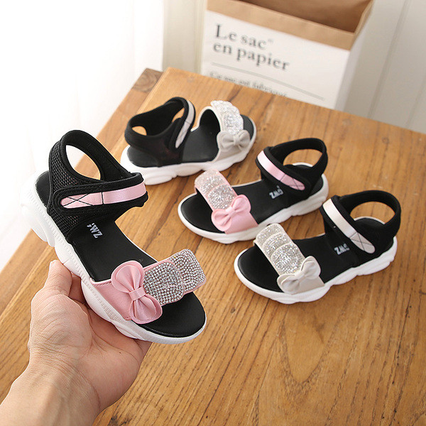 Modern gyerekszandál lányoknak kövekkel és szalaggal, három színben