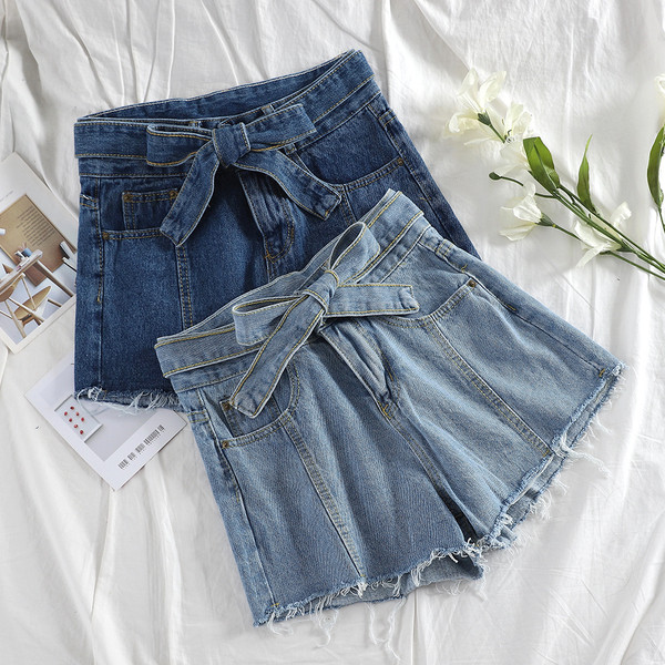 Pantaloni scurți din denim cu talie înaltă și curea în culori deschise și închise