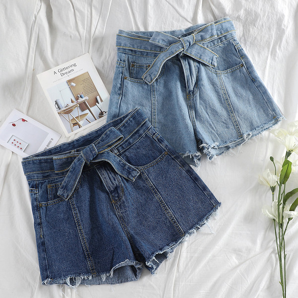 Pantaloni scurți din denim cu talie înaltă și curea în culori deschise și închise