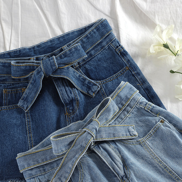 Pantaloni scurți din denim cu talie înaltă și curea în culori deschise și închise