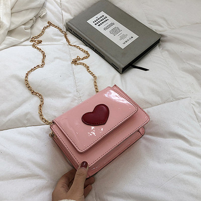 Modern női táska eko bőrből, hosszú fémlánccal két méretben