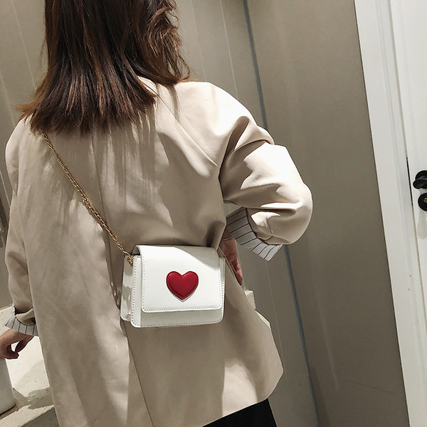 Modern női táska eko bőrből, hosszú fémlánccal két méretben