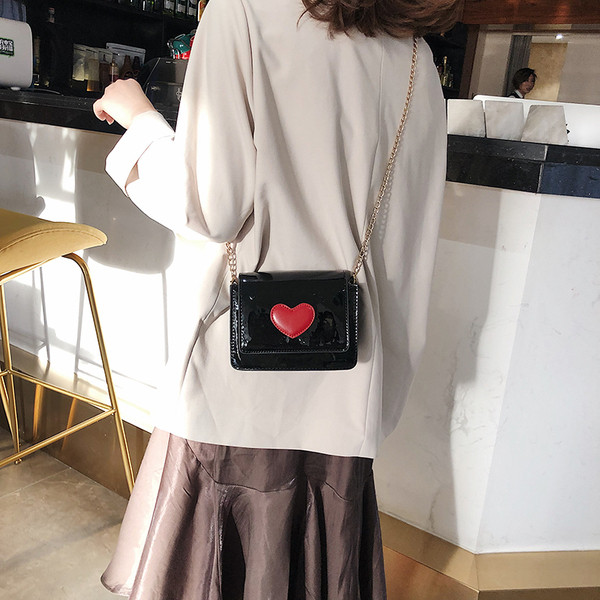 Modern női táska eko bőrből, hosszú fémlánccal két méretben