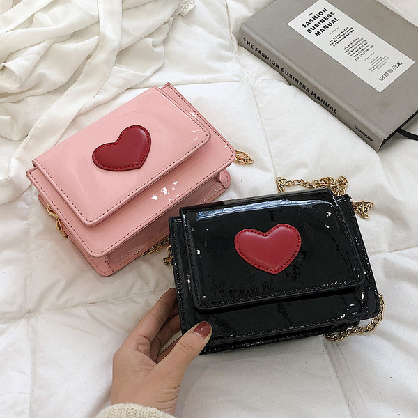 Modern női táska eko bőrből, hosszú fémlánccal két méretben