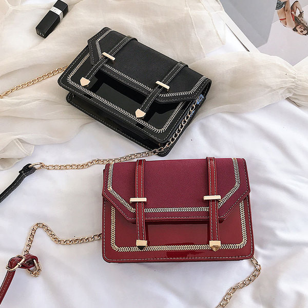 Modern női táska öko bőrből, 3D fém elemekkel és hosszú fémlánccal