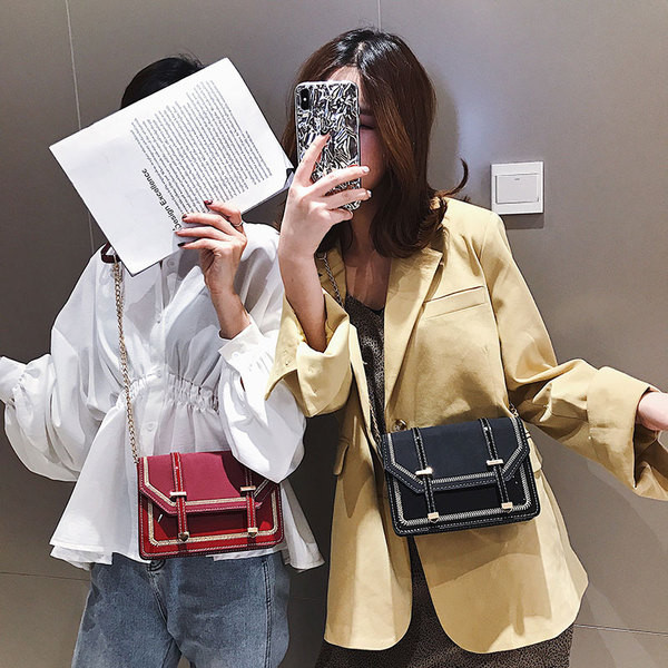 Modern női táska öko bőrből, 3D fém elemekkel és hosszú fémlánccal