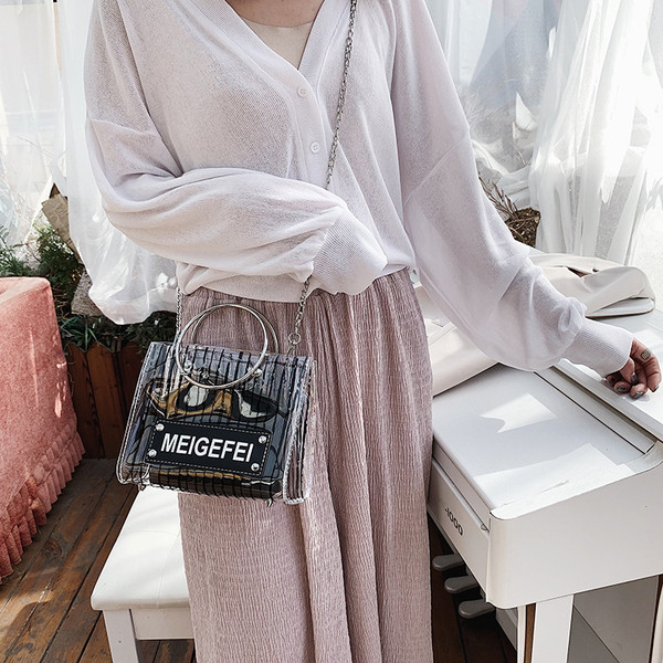 Modern női táska átlátszó huzattal és három színben, rövid és hosszú fém fogantyúval