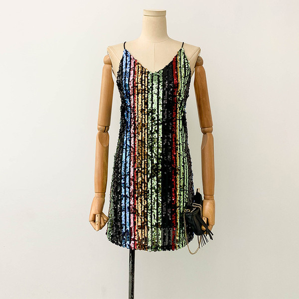 Rövid női ruha vékony pántokkal és flitterekkel