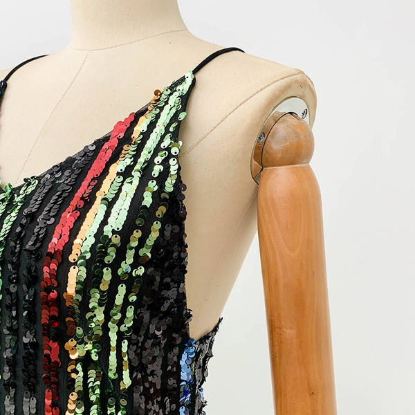 Rövid női ruha vékony pántokkal és flitterekkel