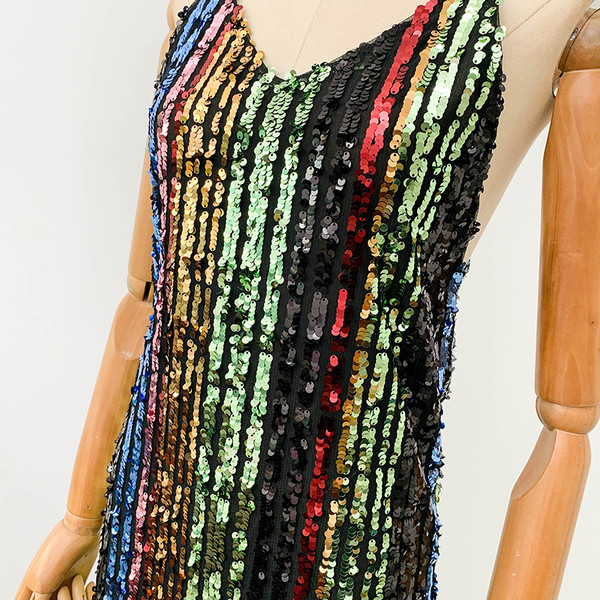 Rövid női ruha vékony pántokkal és flitterekkel