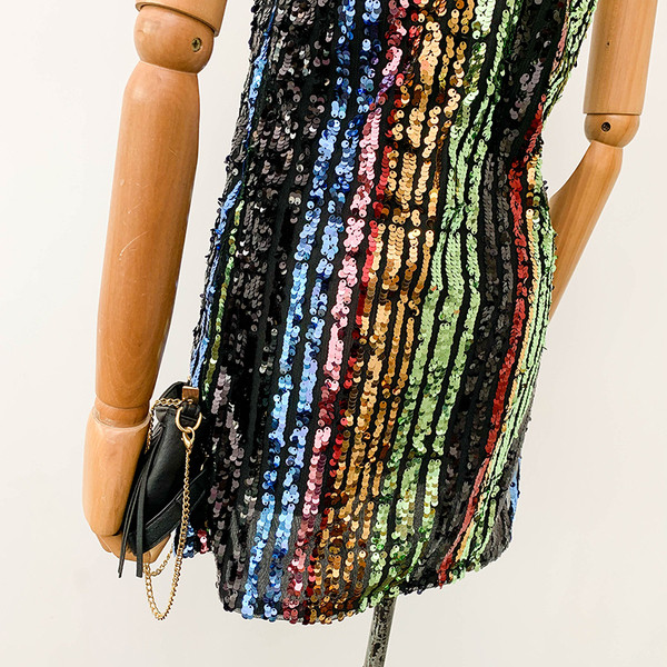 Rövid női ruha vékony pántokkal és flitterekkel