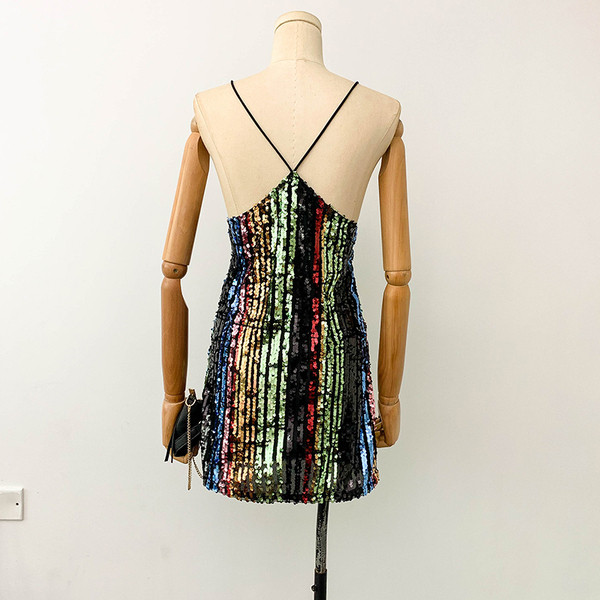 Rövid női ruha vékony pántokkal és flitterekkel