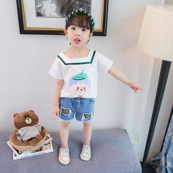 Fehér színű, rátéttel ellátott gyerekpóló lányoknak