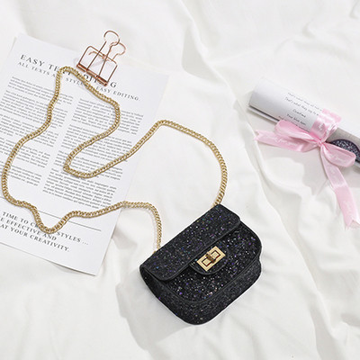 Μοντέρνα γυναικεία τσάντα με λαμπερά στοιχεία και μεταλλική αλυσίδα