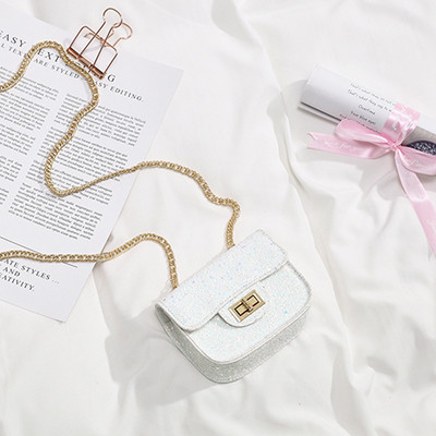 Μοντέρνα γυναικεία τσάντα με λαμπερά στοιχεία και μεταλλική αλυσίδα