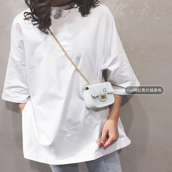 Μοντέρνα γυναικεία τσάντα με λαμπερά στοιχεία και μεταλλική αλυσίδα