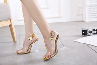 Σύγχρονα γυναικεία παπούτσια με διαφανή στοιχεία σε χρυσό και ασημί χρώμα