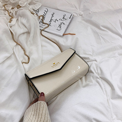 Μοντέρνα γυναικεία τσάντα σε πέντε χρώματα και μεγάλη λαβή από μέταλλο