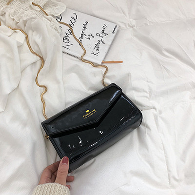 Μοντέρνα γυναικεία τσάντα σε πέντε χρώματα και μεγάλη λαβή από μέταλλο