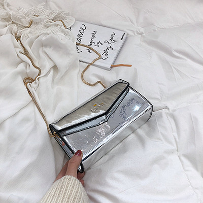 Μοντέρνα γυναικεία τσάντα σε πέντε χρώματα και μεγάλη λαβή από μέταλλο