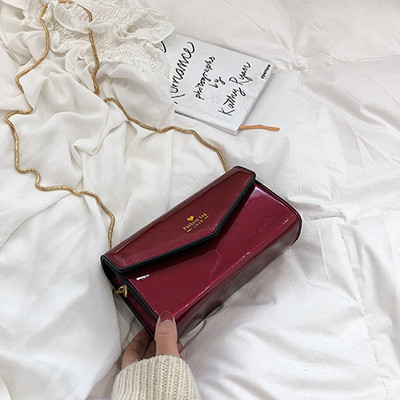 Μοντέρνα γυναικεία τσάντα σε πέντε χρώματα και μεγάλη λαβή από μέταλλο