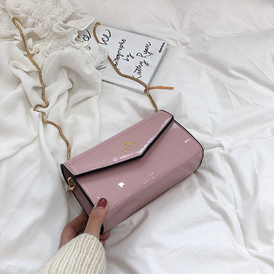 Μοντέρνα γυναικεία τσάντα σε πέντε χρώματα και μεγάλη λαβή από μέταλλο