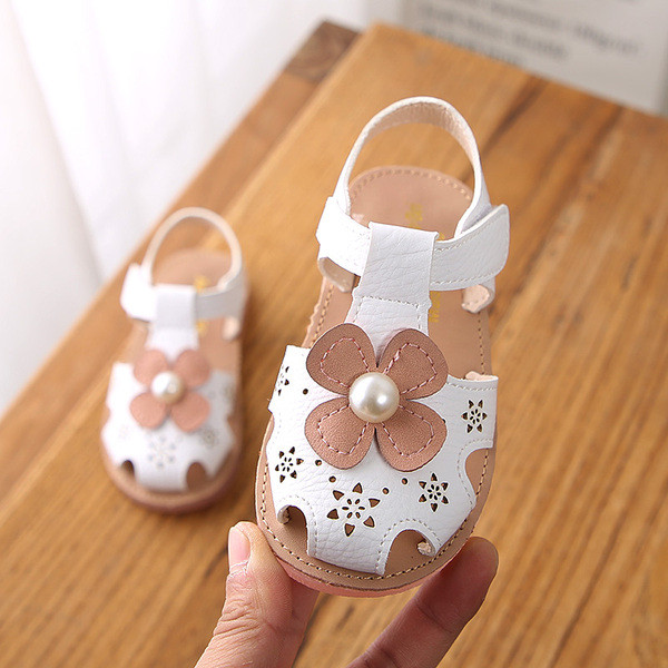 Μοντέρνα παιδικά σανδάλια με στοιχείο 3D και λουράκι βελκρό για κορίτσια