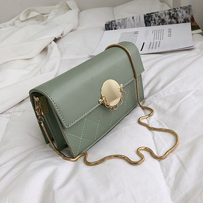 Μοντέρνα γυναικεία  έκο δερμάτινη τσάντα με μεταλλικά στοιχεία και μεγάλη μεταλλική αλυσίδα σε τέσσερα χρώματα