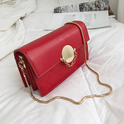 Μοντέρνα γυναικεία  έκο δερμάτινη τσάντα με μεταλλικά στοιχεία και μεγάλη μεταλλική αλυσίδα σε τέσσερα χρώματα