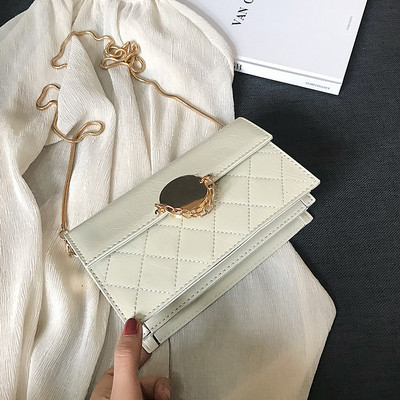 Μοντέρνα γυναικεία  έκο δερμάτινη τσάντα με μεταλλικά στοιχεία και μεγάλη μεταλλική αλυσίδα σε τέσσερα χρώματα