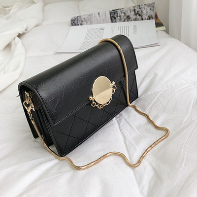 Μοντέρνα γυναικεία  έκο δερμάτινη τσάντα με μεταλλικά στοιχεία και μεγάλη μεταλλική αλυσίδα σε τέσσερα χρώματα