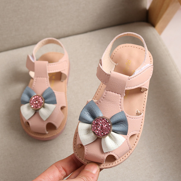 Sandale moderne pentru copii in alb si roz cu panglica si pietre