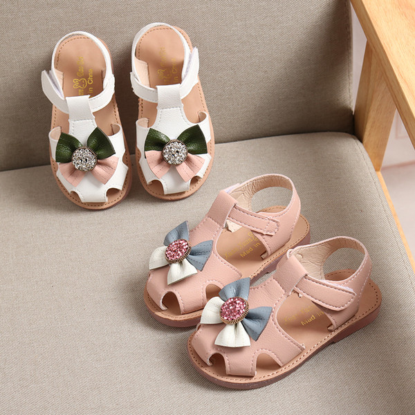 Sandale moderne pentru copii in alb si roz cu panglica si pietre