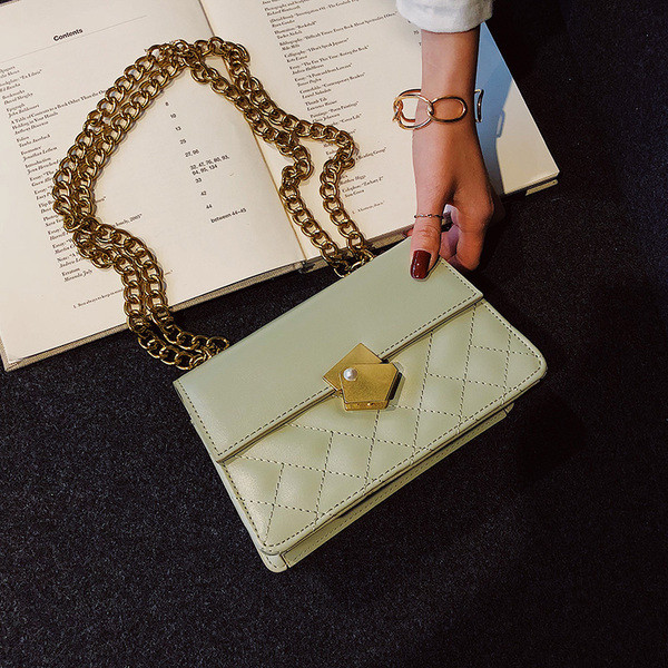 Öko bőrből készült modern női táska négy színben fém lánccal és fém csattal