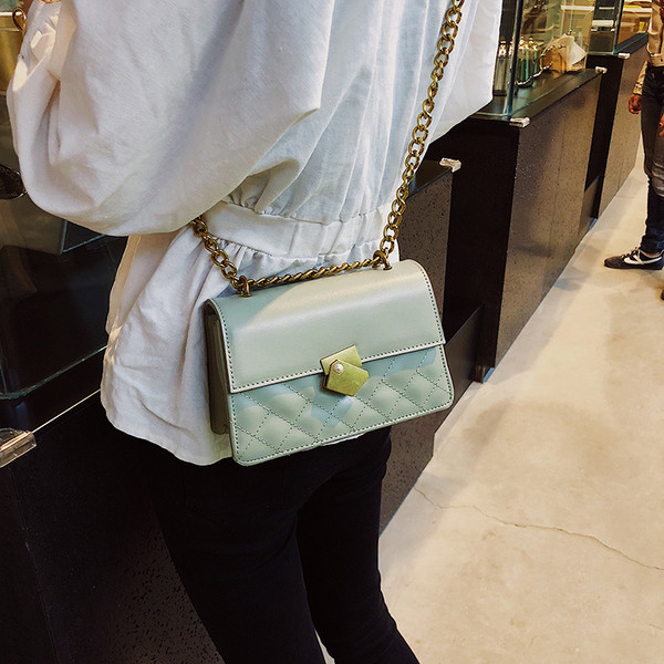 Öko bőrből készült modern női táska négy színben fém lánccal és fém csattal