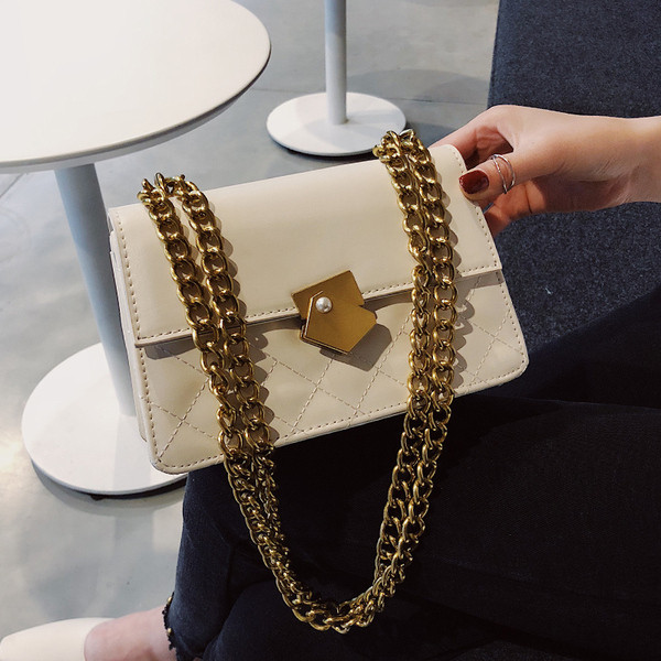 Öko bőrből készült modern női táska négy színben fém lánccal és fém csattal