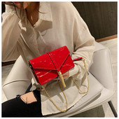 Κομψή γυναικεία τσάντα σε τέσσερα χρώματα με μακρά μεταλλική λαβή και τρισδιάστατα μεταλλικά στοιχεία