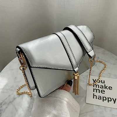 Κομψή γυναικεία τσάντα σε τέσσερα χρώματα με μακρά μεταλλική λαβή και τρισδιάστατα μεταλλικά στοιχεία