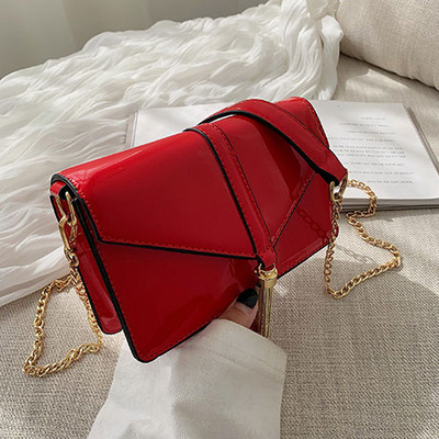 Κομψή γυναικεία τσάντα σε τέσσερα χρώματα με μακρά μεταλλική λαβή και τρισδιάστατα μεταλλικά στοιχεία