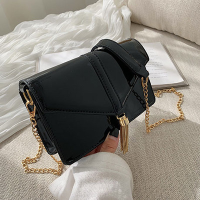 Κομψή γυναικεία τσάντα σε τέσσερα χρώματα με μακρά μεταλλική λαβή και τρισδιάστατα μεταλλικά στοιχεία